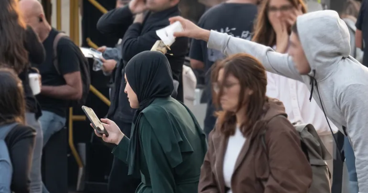 اعتداء عنصري بالقدس.. مستوطن يستهدف طالبات محجبات ويفتخر بفعلته